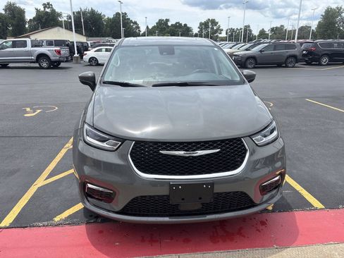 Used 2023 Chrysler Pacifica Touring-L AWD/4WD image 2