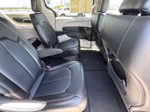 Used 2024 Chrysler Pacifica Touring-L FWD image 13
