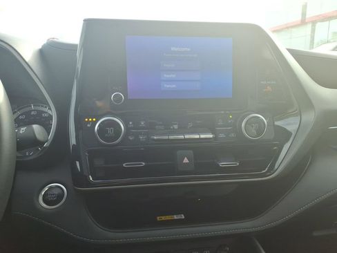 Used 2024 Toyota Highlander XLE image 17