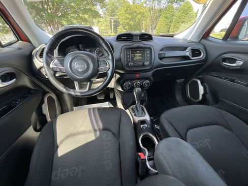 Used 2017 Jeep Renegade Latitude w/ Popular Equipment Group FWD image 2