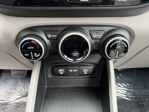 Used 2025 Hyundai Venue SEL image 22