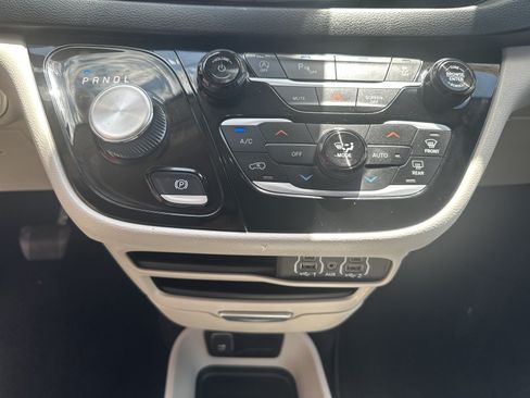 Used 2023 Chrysler Pacifica Touring-L FWD image 15