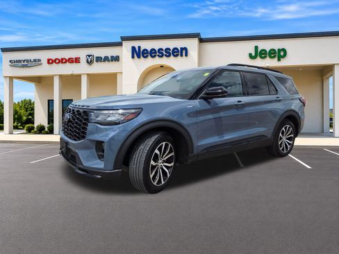 Used 2025 Ford Explorer ST-Line RWD image 3