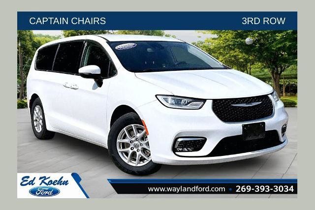 Used 2023 Chrysler Pacifica Touring-L FWD image 1