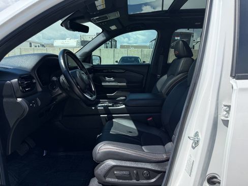 Used 2025 Honda Pilot TrailSport image 18