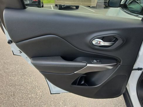 Used 2019 Jeep Cherokee Limited FWD image 14