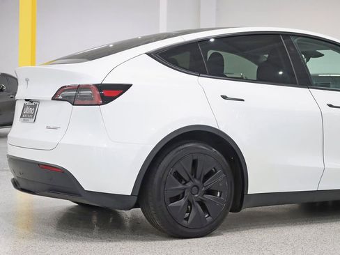 Used 2023 Tesla Model Y Long Range image 10