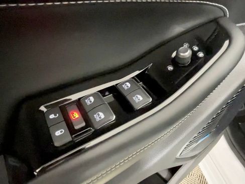 Used 2023 Jeep Grand Cherokee Overland w/ Luxury Tech Group IV AWD/4WD image 18