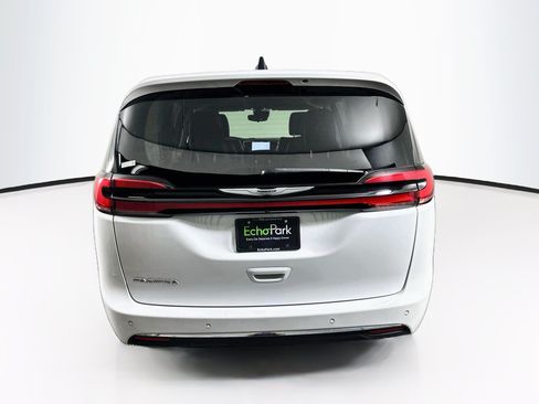 Used 2024 Chrysler Pacifica Touring-L FWD image 7
