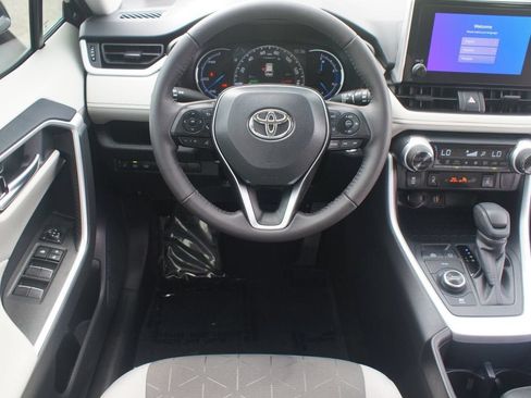 Used 2025 Toyota RAV4 XLE AWD/4WD image 5