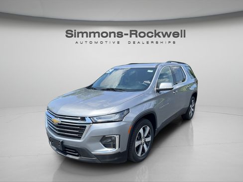 Used 2023 Chevrolet Traverse LT w/ LT Premium Package AWD/4WD image 1
