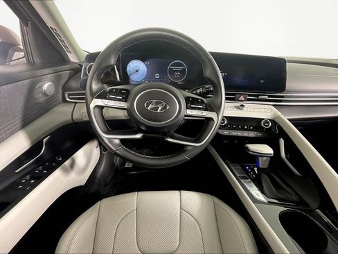 Certified 2022 Hyundai Elantra Limited w/ Preferred Accessory Package FWD image 8