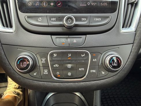 Used 2021 Chevrolet Malibu LT FWD image 24