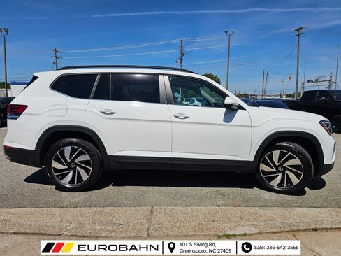 Used 2024 Volkswagen Atlas SE w/ Panoramic Sunroof Package FWD image 6