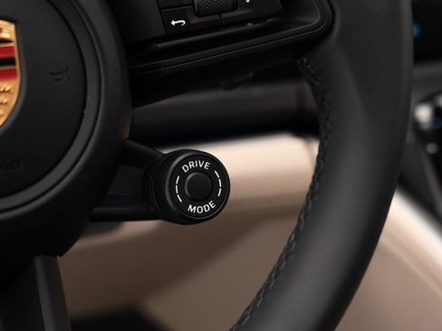 Used 2025 Porsche Panamera 4 image 31