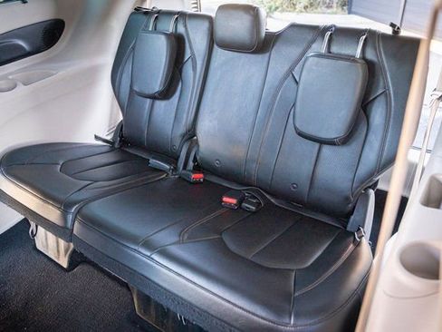 Used 2017 Chrysler Pacifica Touring-L Plus image 29