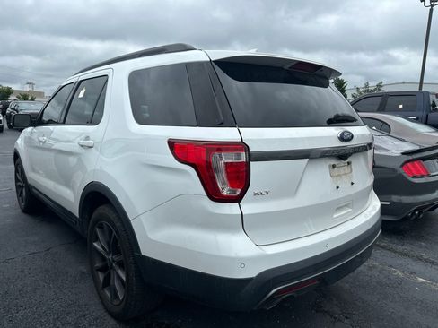 Used 2017 Ford Explorer XLT w/ Equipment Group 202A FWD image 4