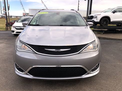 Used 2018 Chrysler Pacifica Touring-L image 8