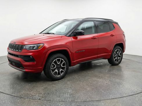 Used 2025 Jeep Compass Trailhawk image 3