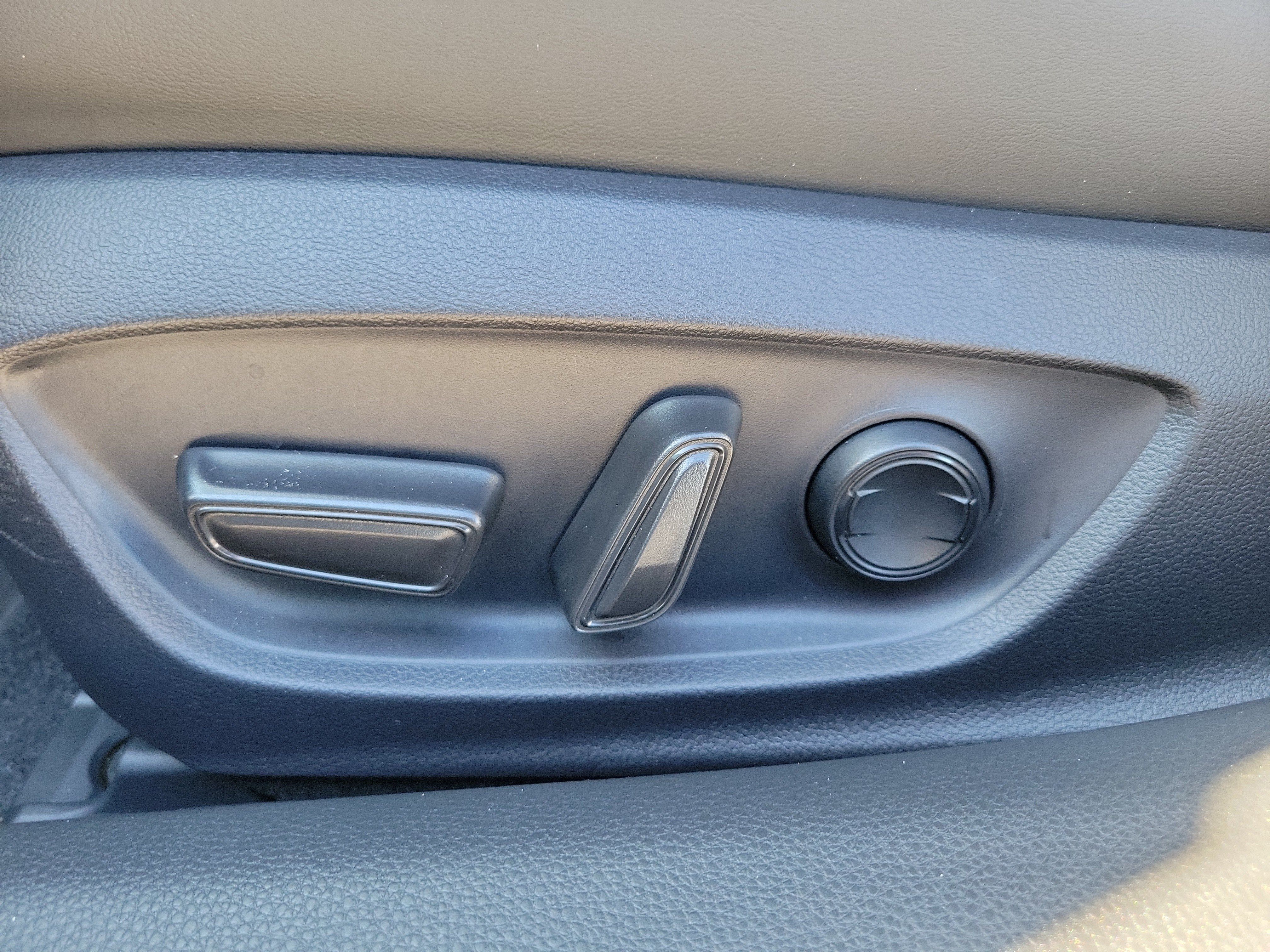 Used 2026 Toyota Prius Plug-In Hybrid FWD image 19