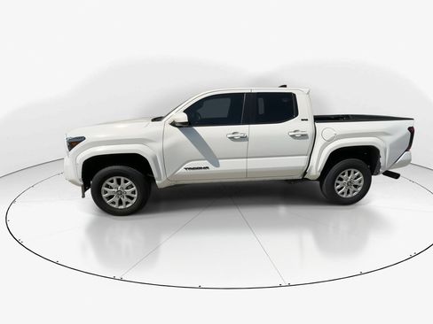 Used 2026 Toyota Tacoma SR5 AWD/4WD image 5