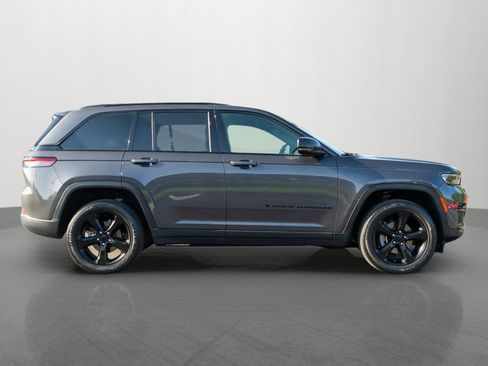 Used 2023 Jeep Grand Cherokee Altitude AWD/4WD image 8