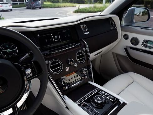 Used 2023 Rolls-Royce Cullinan w/ Cullinan Package image 35