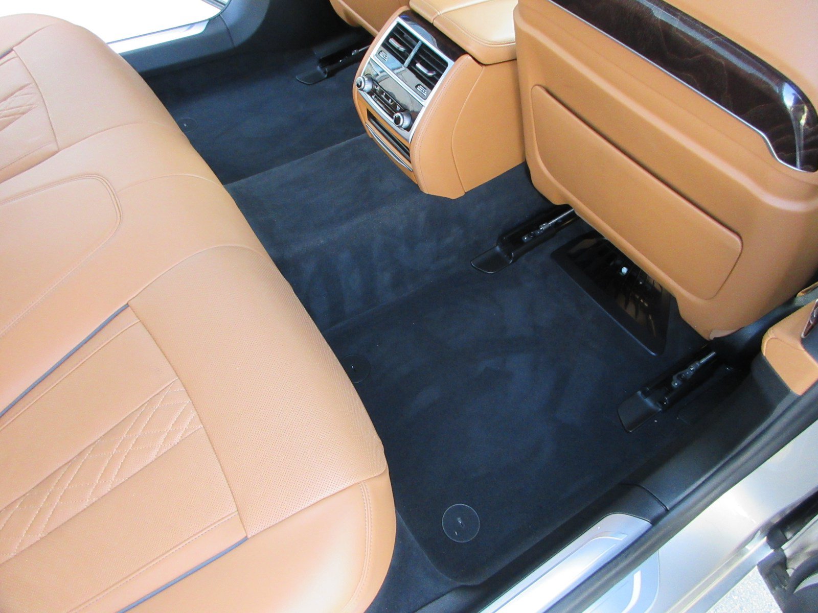 Used 2020 BMW 750i xDrive w/ Interior Design Package AWD/4WD image 21