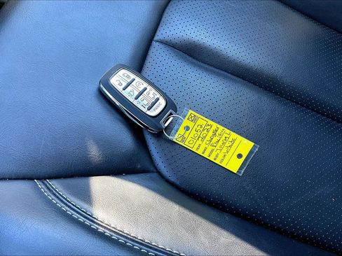 Used 2023 Chrysler Pacifica Touring-L FWD image 32