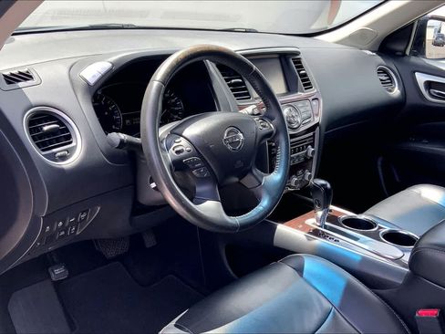 Used 2015 Nissan Pathfinder Platinum w/ Family Entertainment Package FWD image 2
