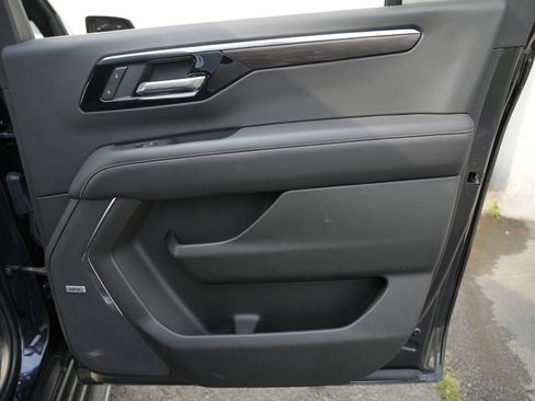 Used 2025 Chevrolet Suburban Premier AWD/4WD image 39