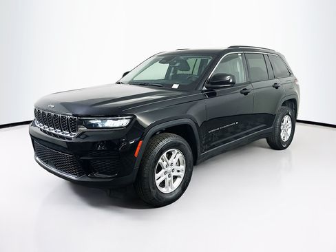 Used 2023 Jeep Grand Cherokee Laredo RWD image 3