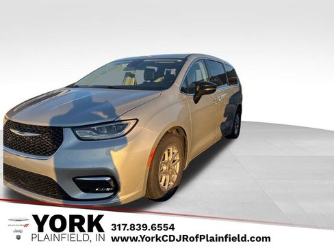 Used 2024 Chrysler Pacifica Touring-L w/ Uconnect Theater Family Group image 1