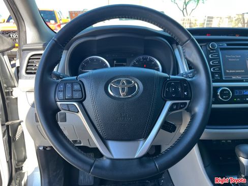 Used 2019 Toyota Highlander Limited w/ Carpet Mat Package (TMS) AWD/4WD image 21
