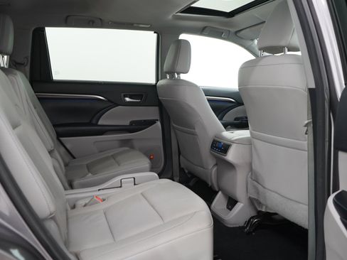 Used 2016 Toyota Highlander Limited w/ Driver Technology Package AWD/4WD image 14
