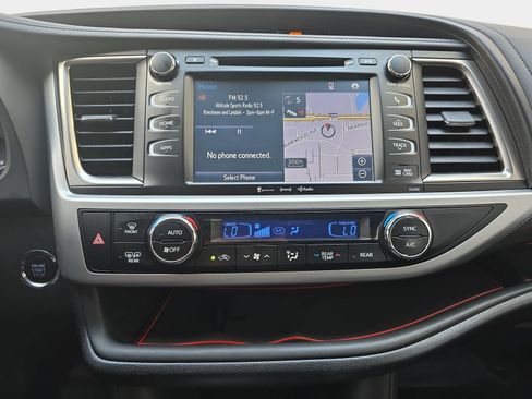 Used 2019 Toyota Highlander SE AWD/4WD image 24