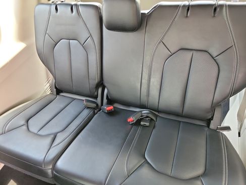 Used 2024 Chrysler Pacifica Touring-L FWD image 10