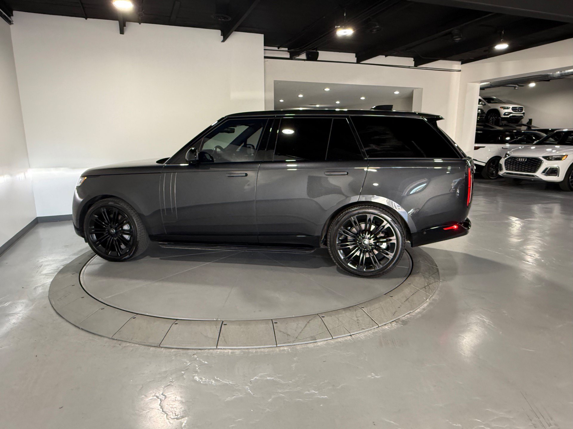 Used 2024 Land Rover Range Rover SE AWD/4WD image 12
