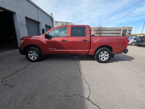 Used 2017 Nissan Titan S image 9