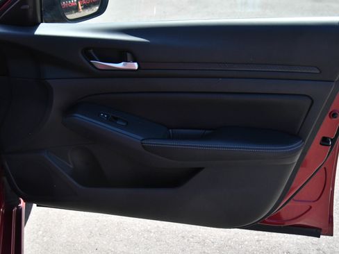 Used 2025 Nissan Altima 2.5 SV FWD image 38
