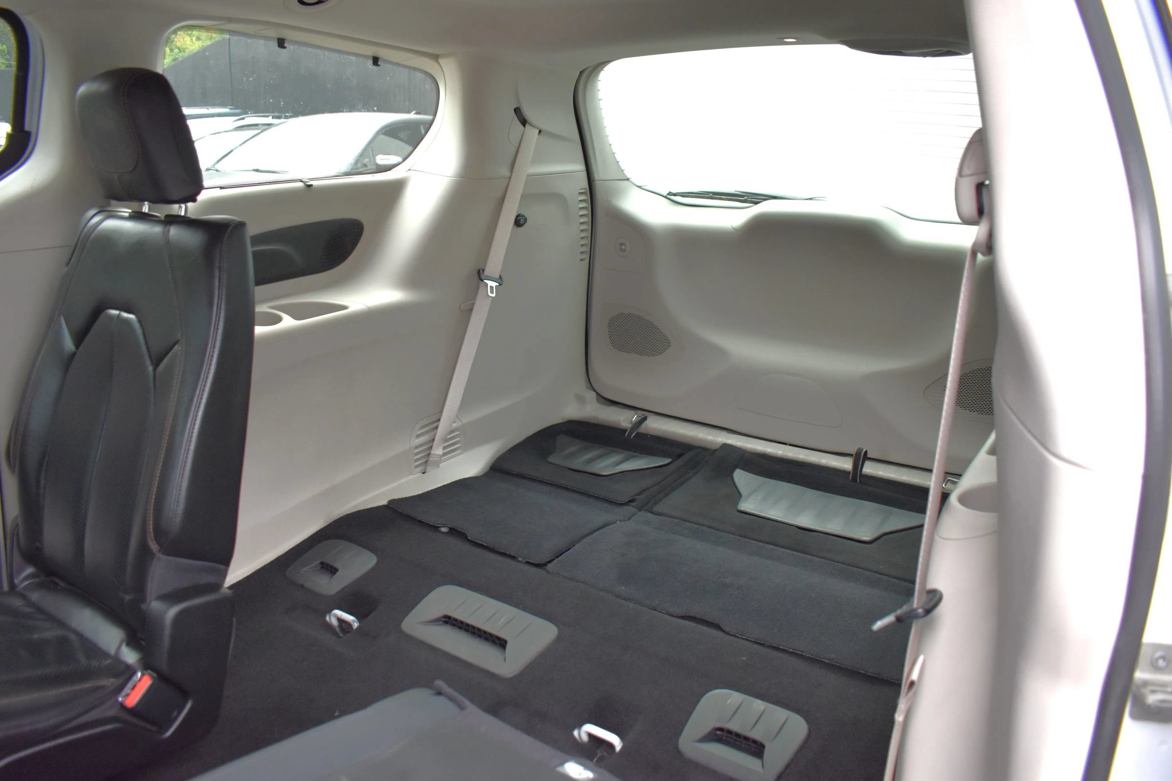 Used 2020 Chrysler Pacifica Touring-L Plus w/ Tire & Wheel Group FWD image 35