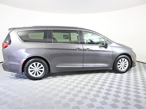 Used 2019 Chrysler Pacifica Touring-L FWD image 7