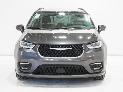 Used 2022 Chrysler Pacifica Touring-L w/ Uconnect Theater Family Group image 3