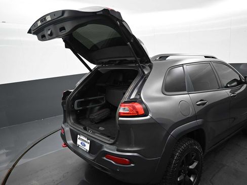 Used 2018 Jeep Cherokee Trailhawk w/ Quick Order Package 23L image 13