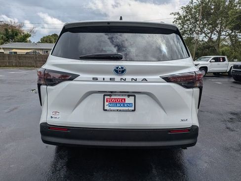 Used 2025 Toyota Sienna XLE FWD image 5