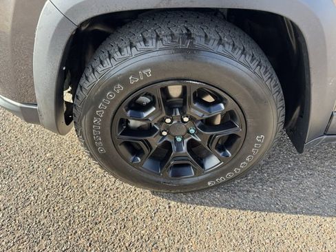 Used 2019 Jeep Cherokee Trailhawk image 8