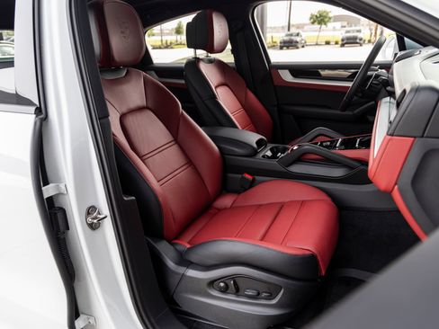 Certified 2025 Porsche Cayenne Coupe AWD/4WD image 43