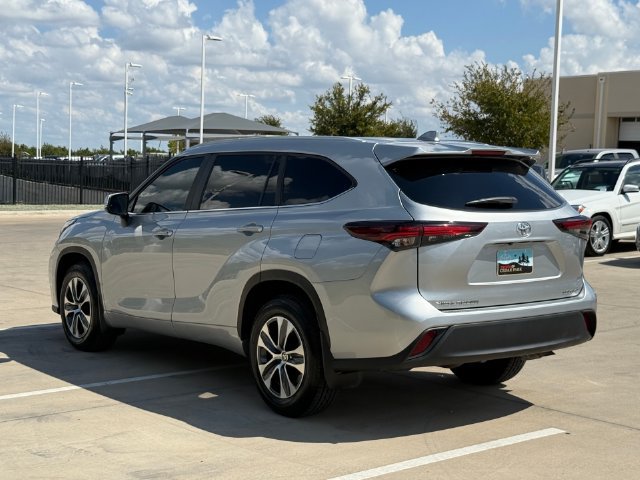 Used 2024 Toyota Highlander XLE AWD/4WD image 9