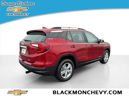 Used 2022 GMC Terrain SLE w/ Driver Convenience Package image 3
