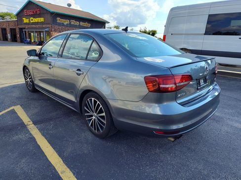 Used 2016 Volkswagen Jetta Sport FWD image 3
